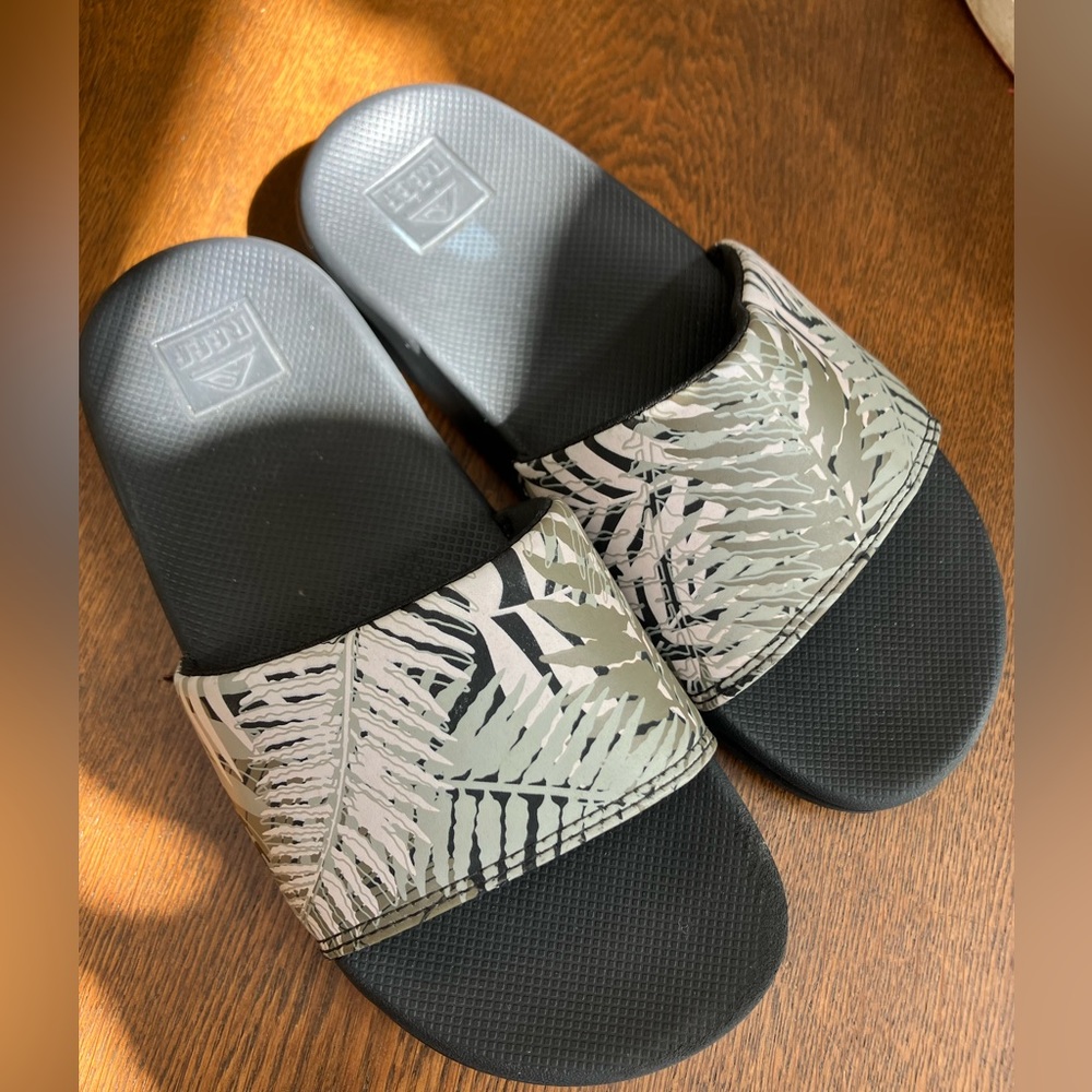 REEF Kids-Slide On. US 4/5. Tropical Fern design. Either gender. Excellent cond.